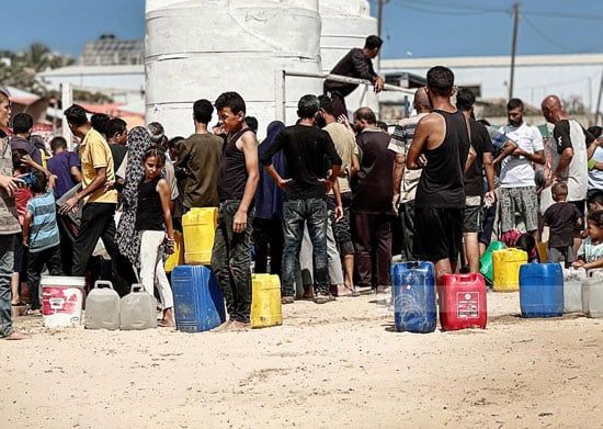 الفلسطينيون يصطفون من أجل نقطة حياة