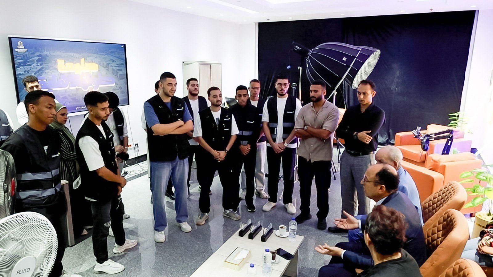 رئيس جامعة حلوان مع الطلاب