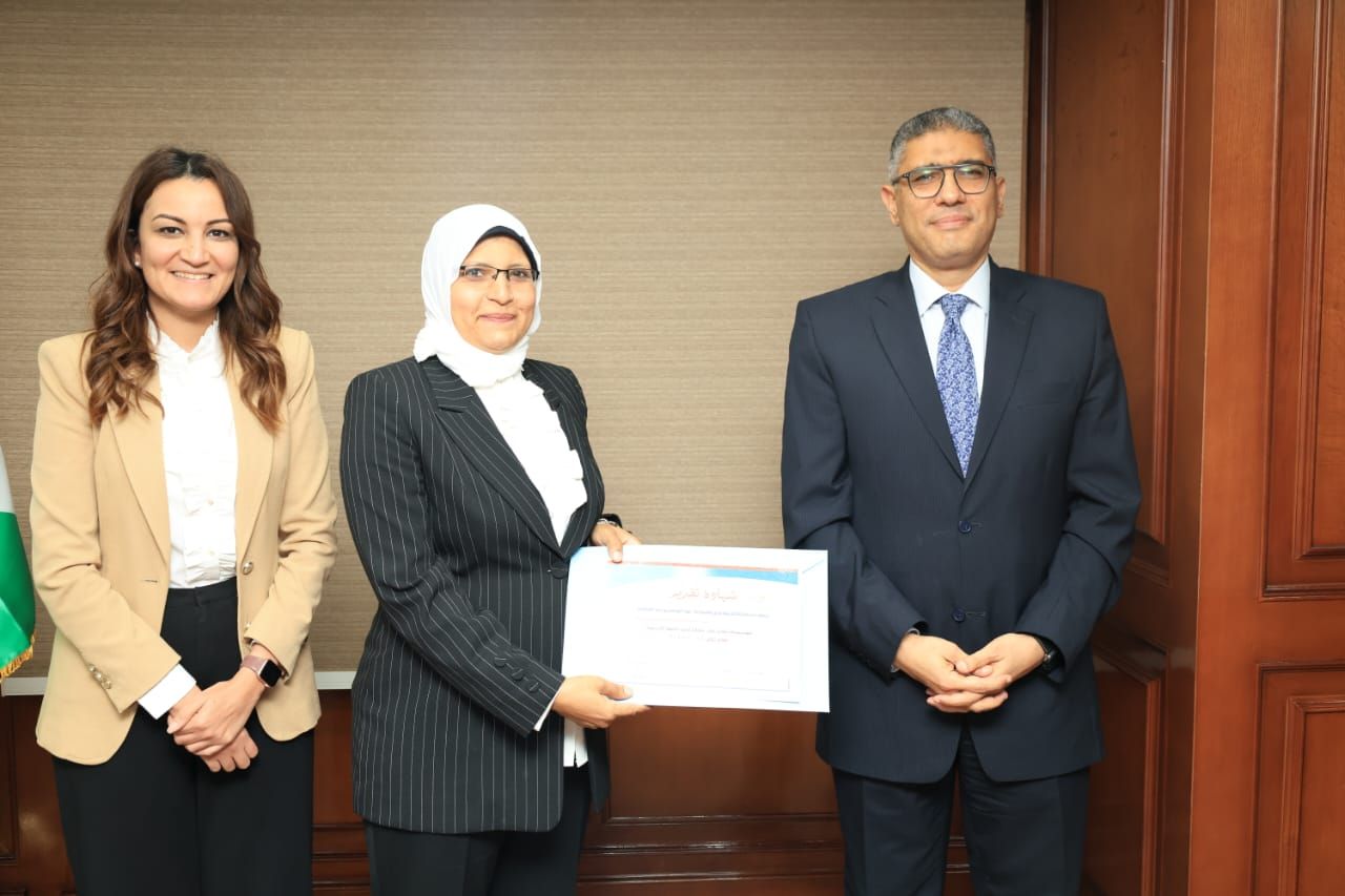 محافظ الجيزة يكرم أوائل الدورات التدريبية عن العام 2024 2025 (6)