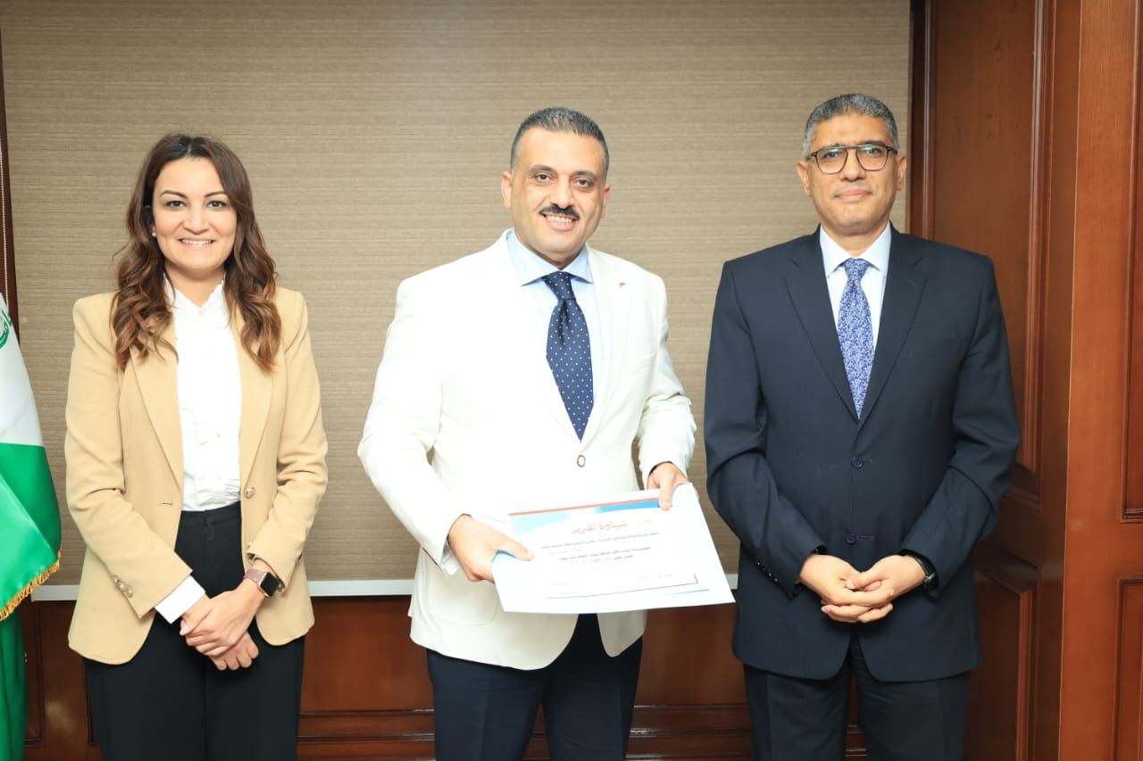 محافظ الجيزة يكرم أوائل الدورات التدريبية عن العام 2024 2025 (1)