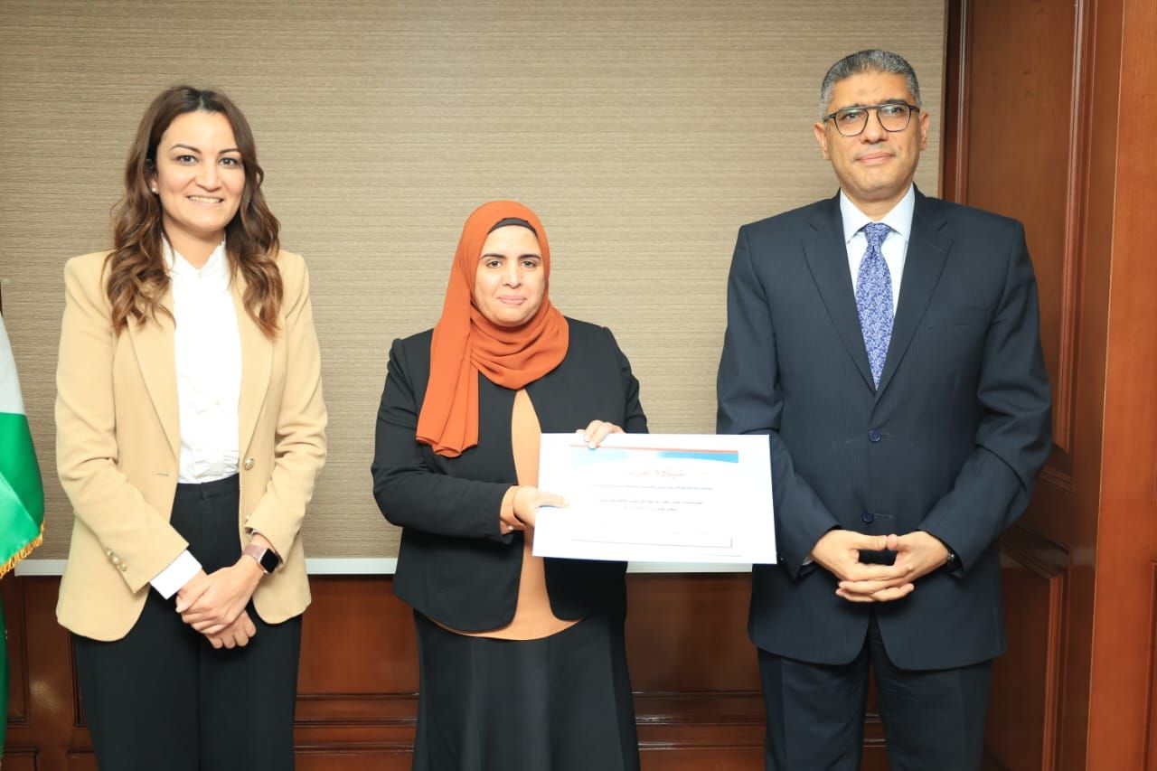 محافظ الجيزة يكرم أوائل الدورات التدريبية عن العام 2024 2025 (3)