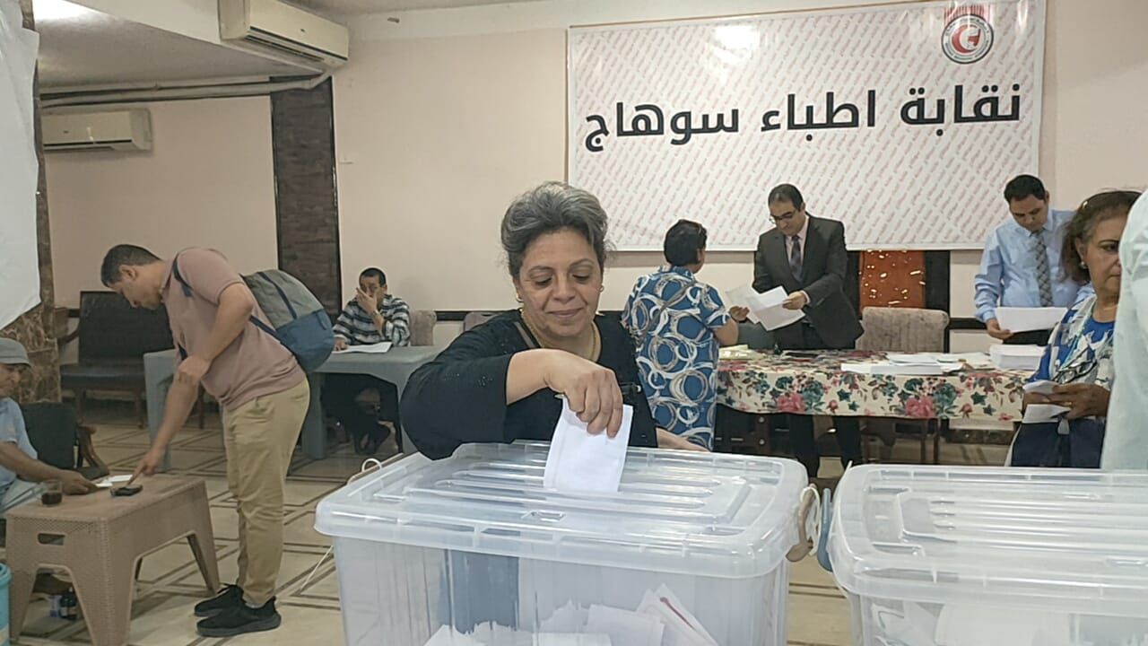 طبيبه تدلى بصوتها طبيبه تدلى بصوتها