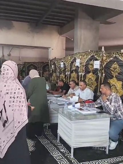 جانب من أعمال التصويت جانب من أعمال التصويت