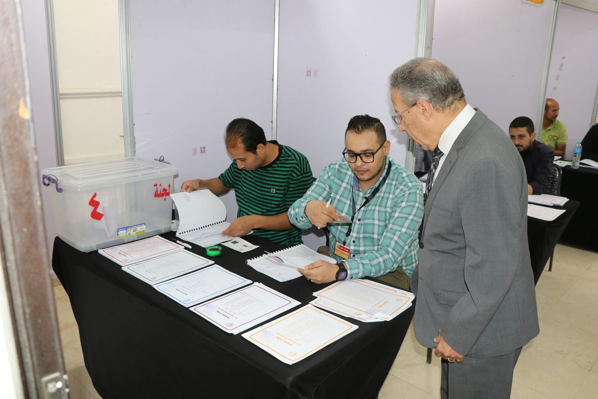 نقيب الأطباء يدلى بصوته