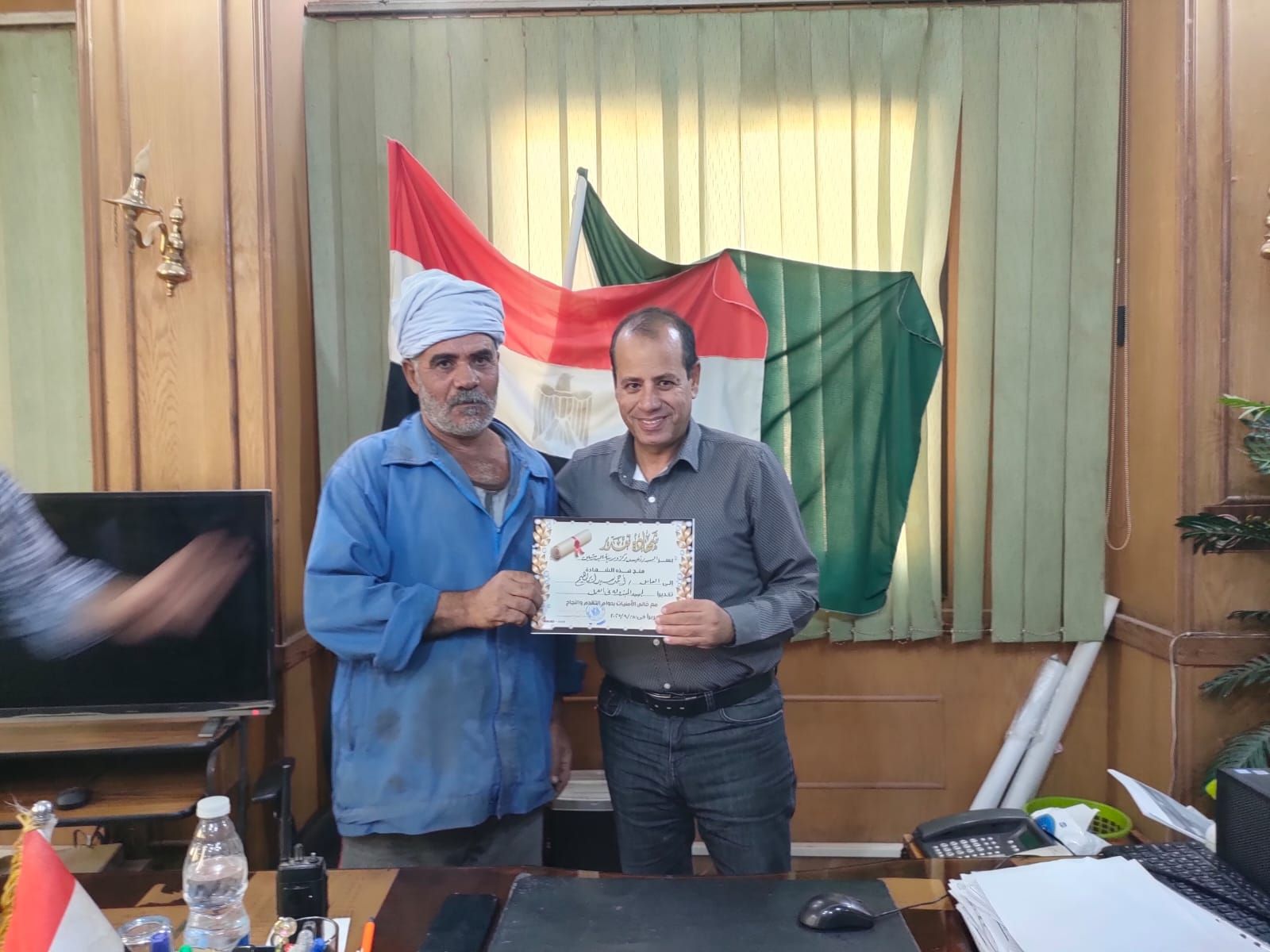 رئيس مدينة البدرشين يكرم العمال والسائقين المتميزين (1) رئيس مدينة البدرشين يكرم العمال والسائقين المتميزين (1)