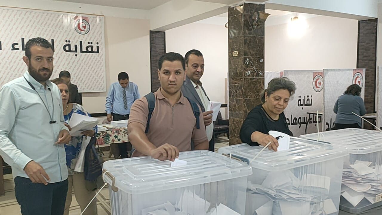 طبيب يدلى بصوته طبيب يدلى بصوته