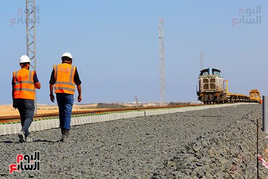 أعمال سحب القضبان على سكة القطار السريع (1) أعمال سحب القضبان على سكة القطار السريع (1)