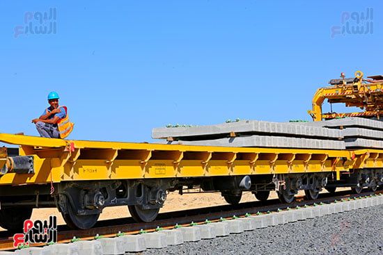 أعمال سحب القضبان على سكة القطار السريع (6) أعمال سحب القضبان على سكة القطار السريع (6)