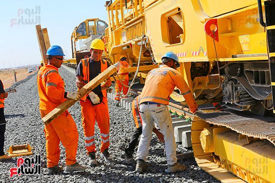 أعمال سحب القضبان على سكة القطار السريع (23) أعمال سحب القضبان على سكة القطار السريع (23)