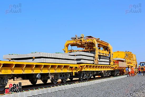 أعمال سحب القضبان على سكة القطار السريع (7) أعمال سحب القضبان على سكة القطار السريع (7)