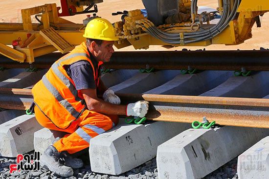 أعمال سحب القضبان على سكة القطار السريع (22) أعمال سحب القضبان على سكة القطار السريع (22)