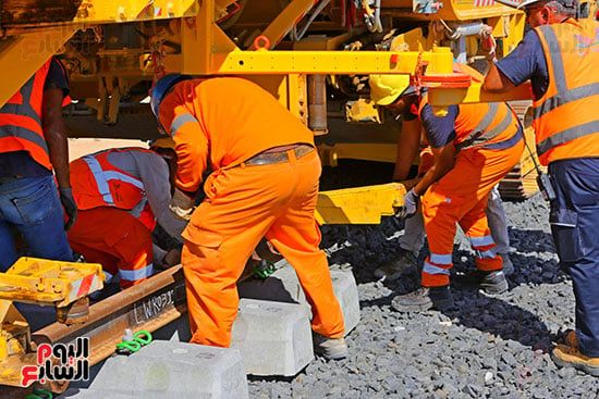 أعمال سحب القضبان على سكة القطار السريع (20) أعمال سحب القضبان على سكة القطار السريع (20)