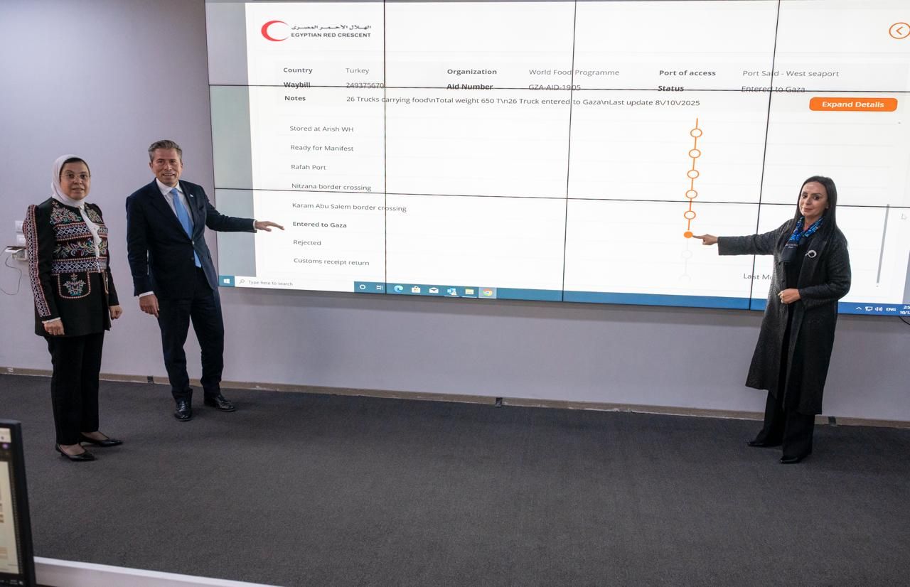 واستعرضت وزيرة التضامن الاجتماعي نائبة رئيس الهلال الأحمر المصري الجهود الإنسانية والإغاثية التي قام بها الهلال الأحمر المصري (3) واستعرضت وزيرة التضامن الاجتماعي نائبة رئيس الهلال الأحمر المصري الجهود الإنسانية والإغاثية التي قام بها الهلال الأحمر المصري (3)