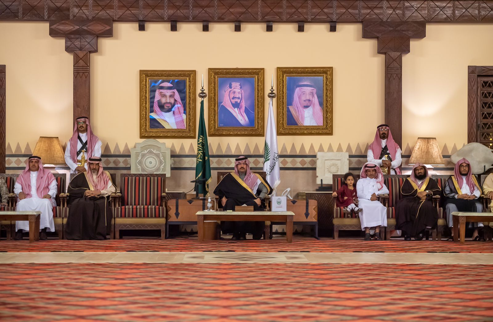 أمير عسير يستعرض خطة تطوير المنطقة مع القيادات المدنية والعسكرية