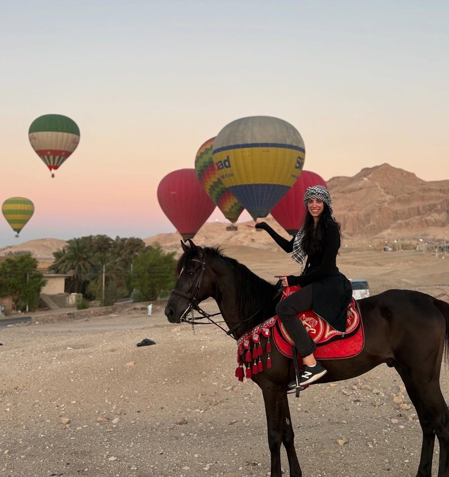 بهجة السياح برحلات الخيول غرب الأقصر
