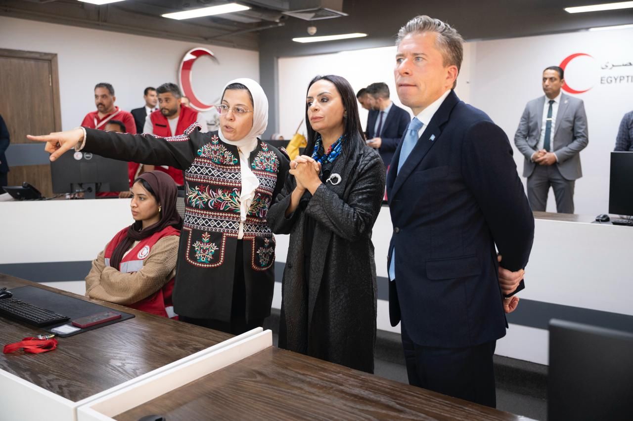 واستعرضت وزيرة التضامن الاجتماعي نائبة رئيس الهلال الأحمر المصري الجهود الإنسانية والإغاثية التي قام بها الهلال الأحمر المصري (4) واستعرضت وزيرة التضامن الاجتماعي نائبة رئيس الهلال الأحمر المصري الجهود الإنسانية والإغاثية التي قام بها الهلال الأحمر المصري (4)