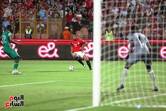 مصطفي محمد يسيطر علي الكرة