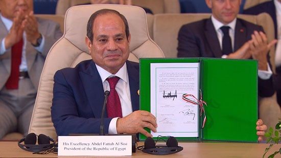 توقيع الرئيس عبد الفتاح السيسى توقيع الرئيس عبد الفتاح السيسى