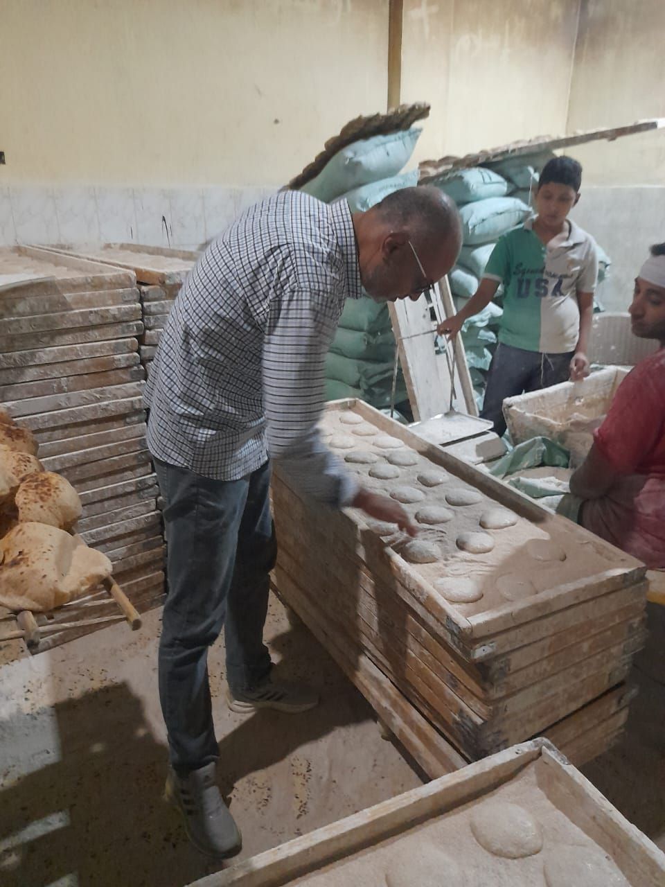 جانب من الحملات التموينية (4) جانب من الحملات التموينية (4)