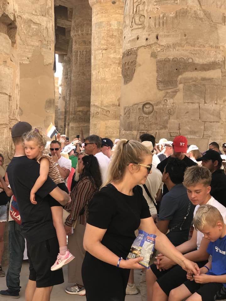 بهجة الأسر السياحية فى قلب معابد الأقصر بهجة الأسر السياحية فى قلب معابد الأقصر