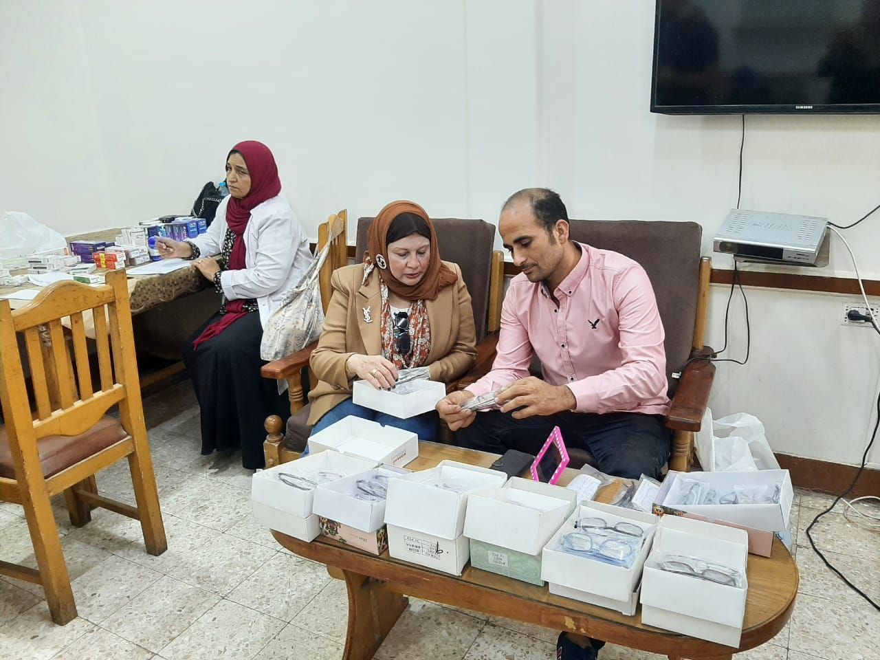 تقديم العلاج والنظارات بالمجان تقديم العلاج والنظارات بالمجان
