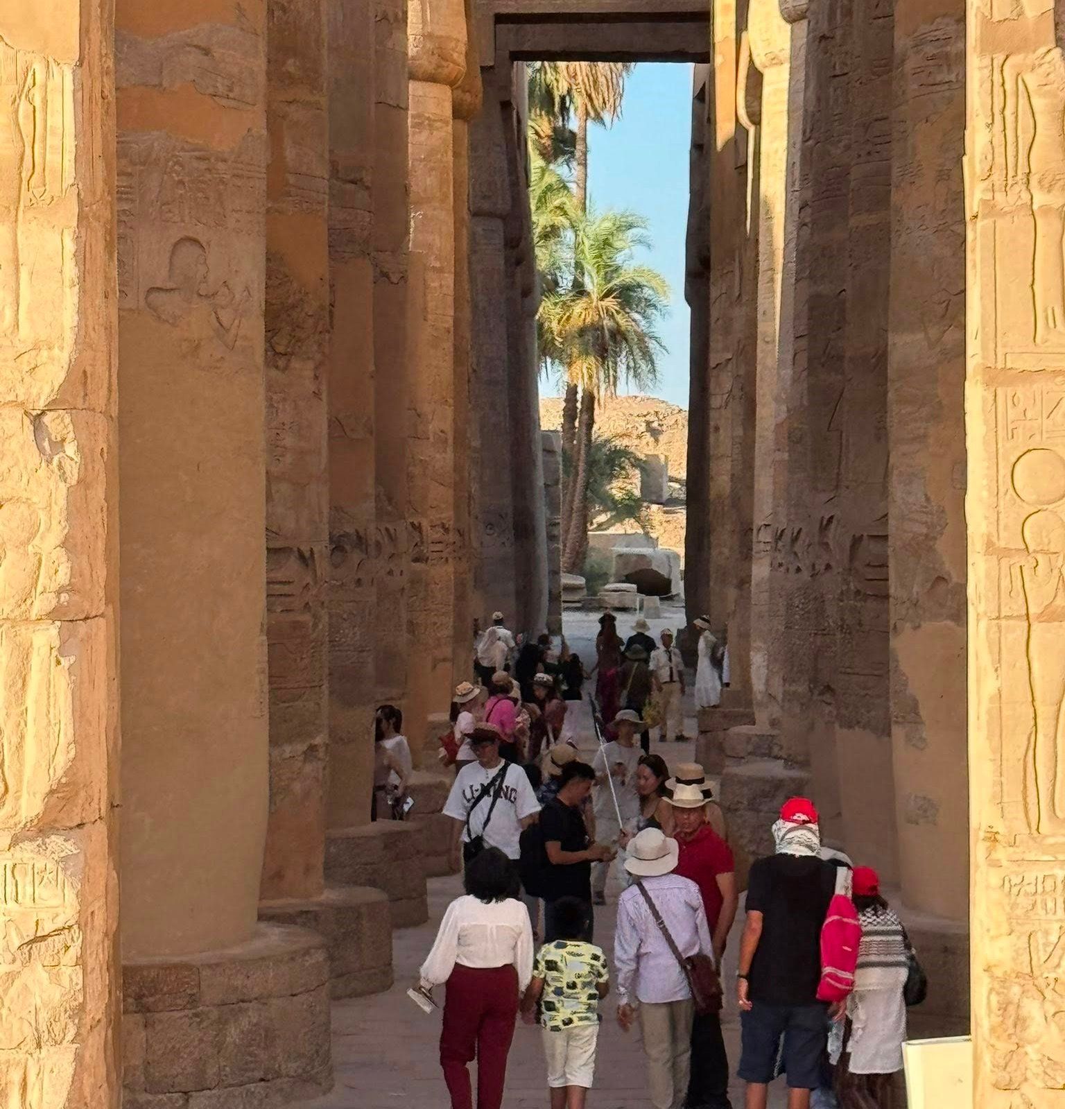 السياح يستمتعون فى قلب صالة الأعمدة بالكرنك السياح يستمتعون فى قلب صالة الأعمدة بالكرنك