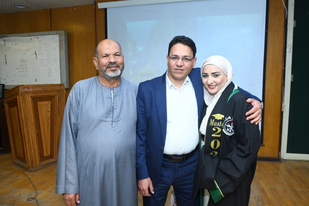 رباب الجالى وشقيقها ووالدهما