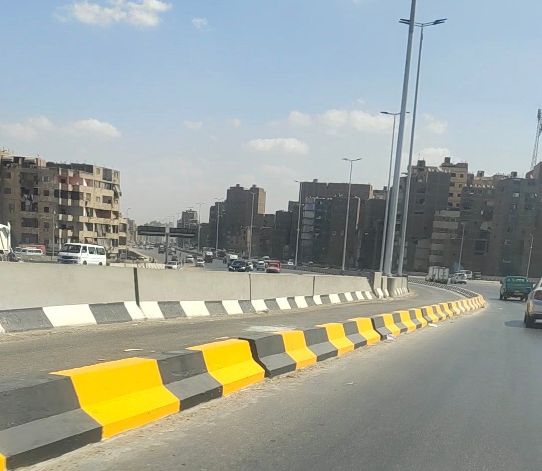 عزل حارة للاتوبيس الترددي (4) عزل حارة للاتوبيس الترددي (4)
