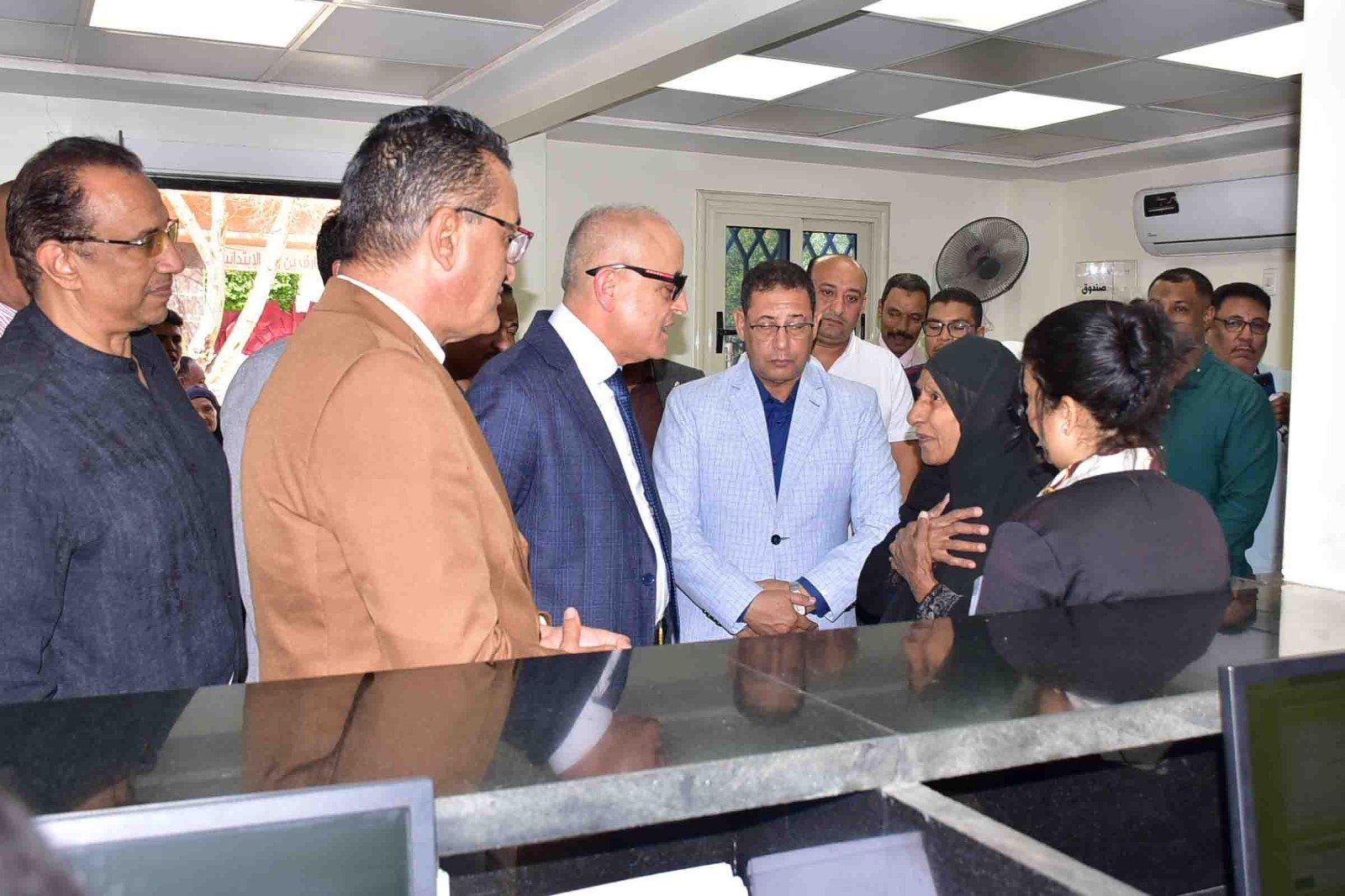 المحافظ يفتتح مركز خدمة المواطنين بوسط المدينة المحافظ يفتتح مركز خدمة المواطنين بوسط المدينة