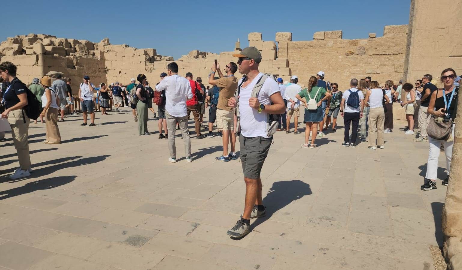جانب من التوافد السياحى الكبير فى الكرنك جانب من التوافد السياحى الكبير فى الكرنك