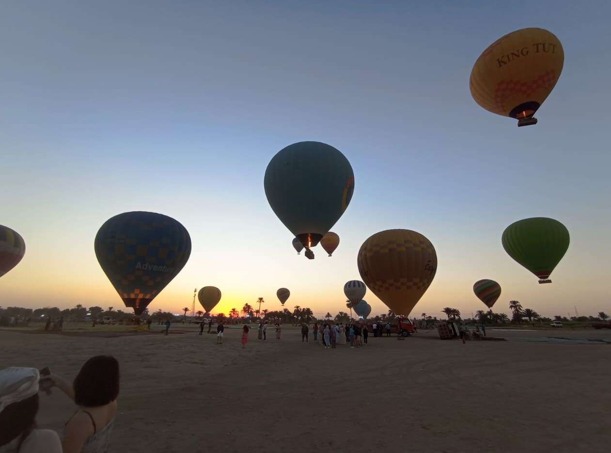 سحر لحظات تحليق البالون الطائر غرب الأقصر سحر لحظات تحليق البالون الطائر غرب الأقصر