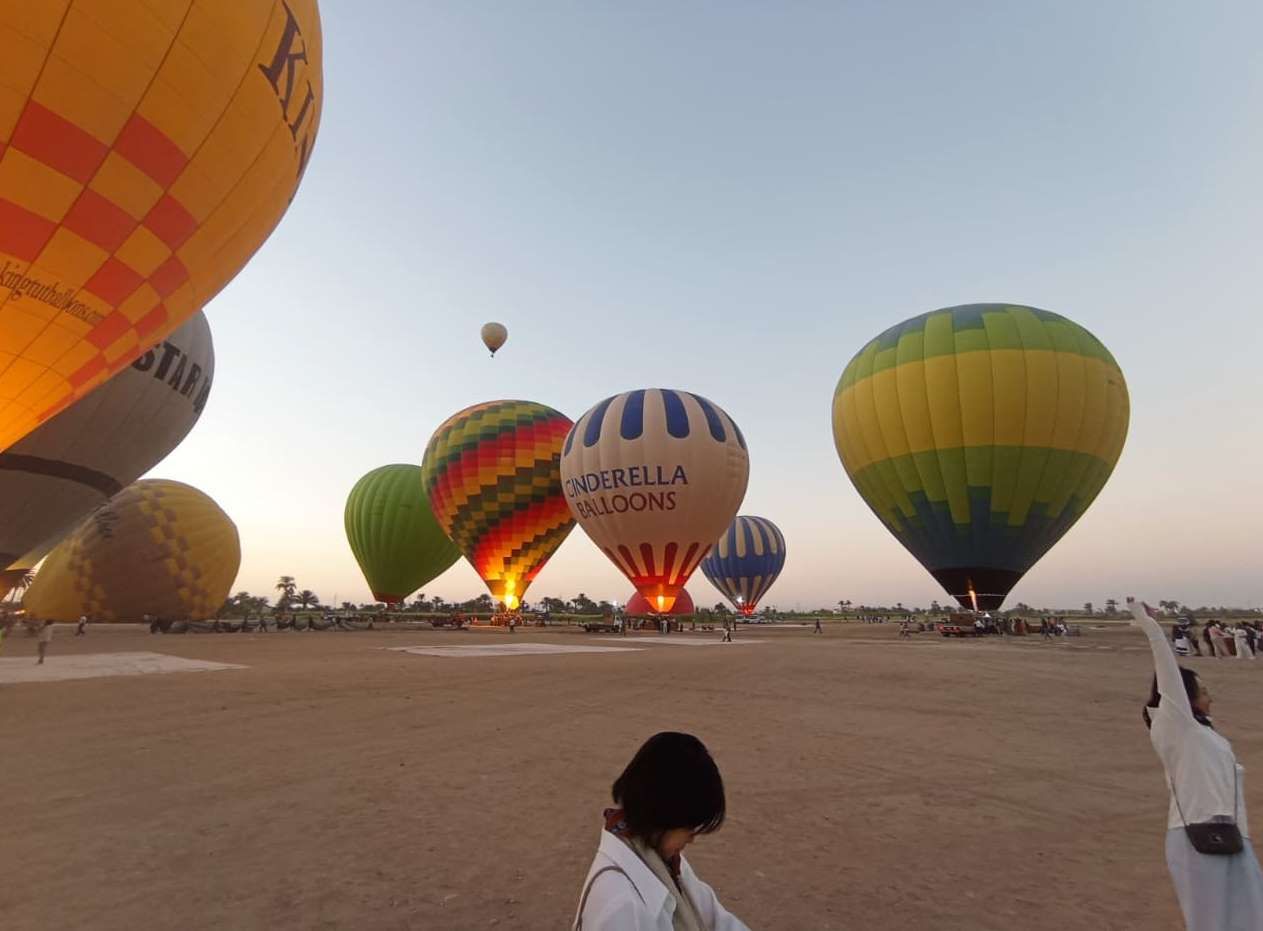 متعة إقلاع رحلات البالون الطائر فى سماء غرب الأقصر متعة إقلاع رحلات البالون الطائر فى سماء غرب الأقصر