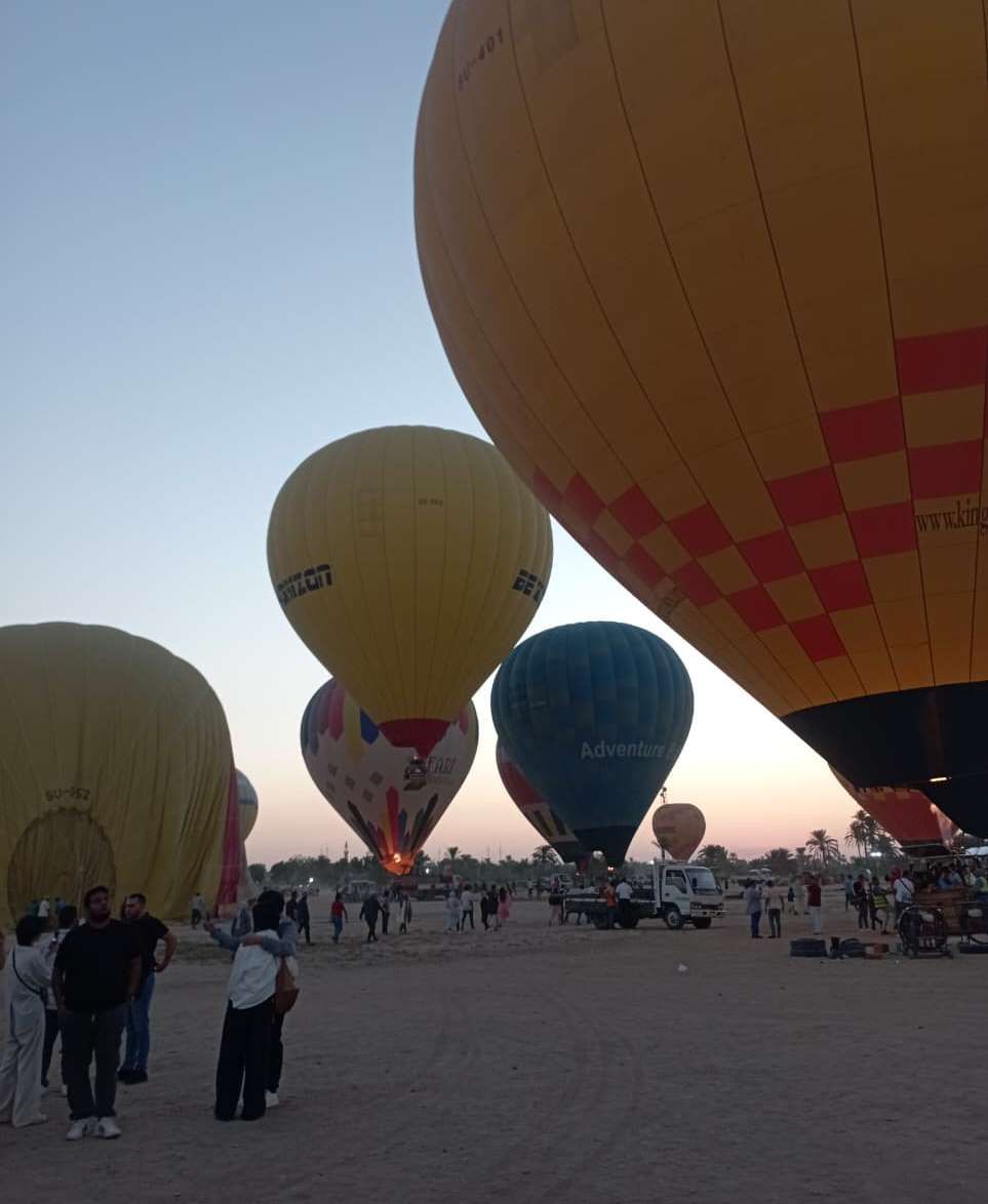 السياح يلتقطون صور تذكارية فى رحلات البالون الطائر السياح يلتقطون صور تذكارية فى رحلات البالون الطائر