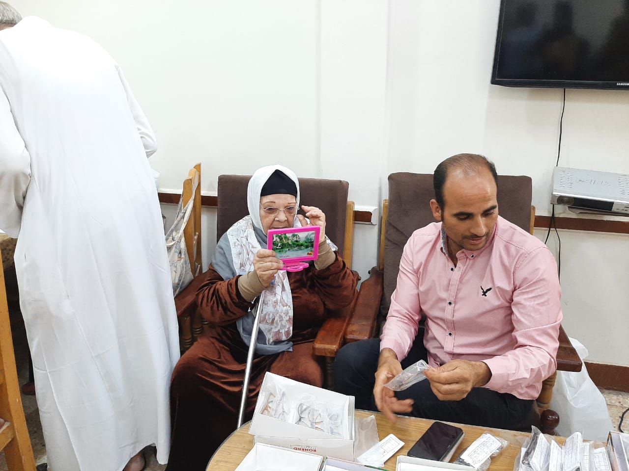 عمل نظارات لكبار السن عمل نظارات لكبار السن