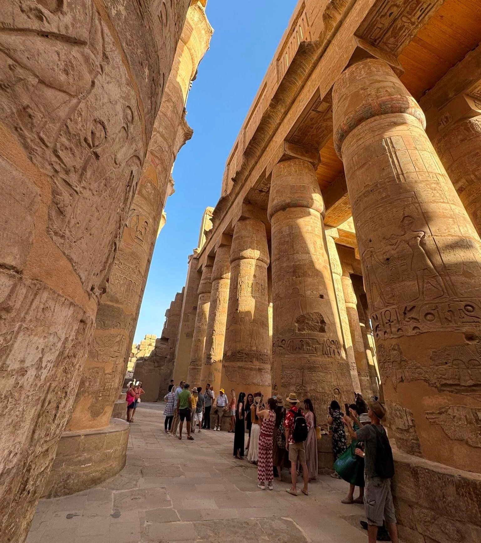 بهجة الأجانب فى قلب معابد الكرنك بهجة الأجانب فى قلب معابد الكرنك