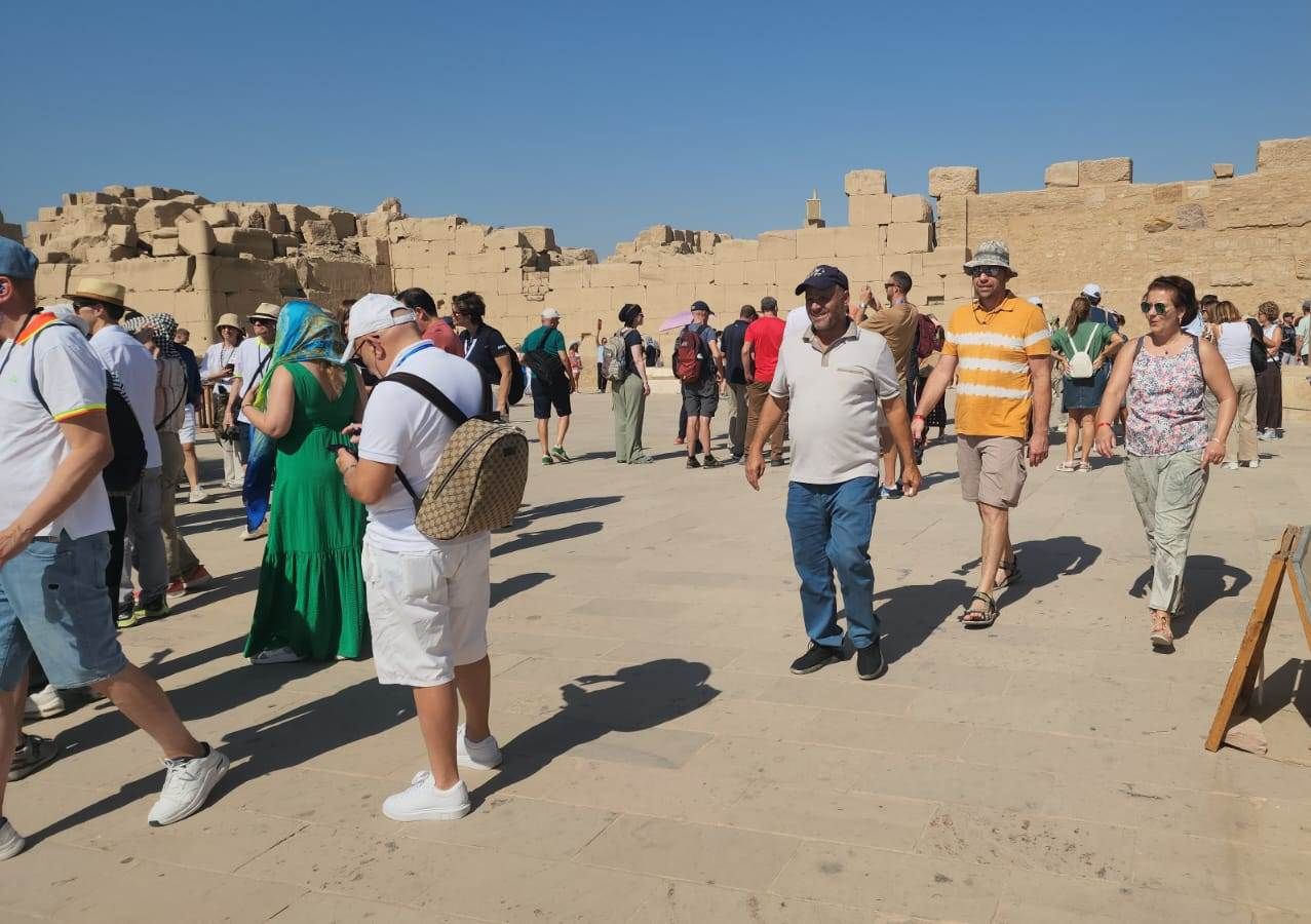 إقبال الأفواج السياحية من حول العالم بالأقصر إقبال الأفواج السياحية من حول العالم بالأقصر