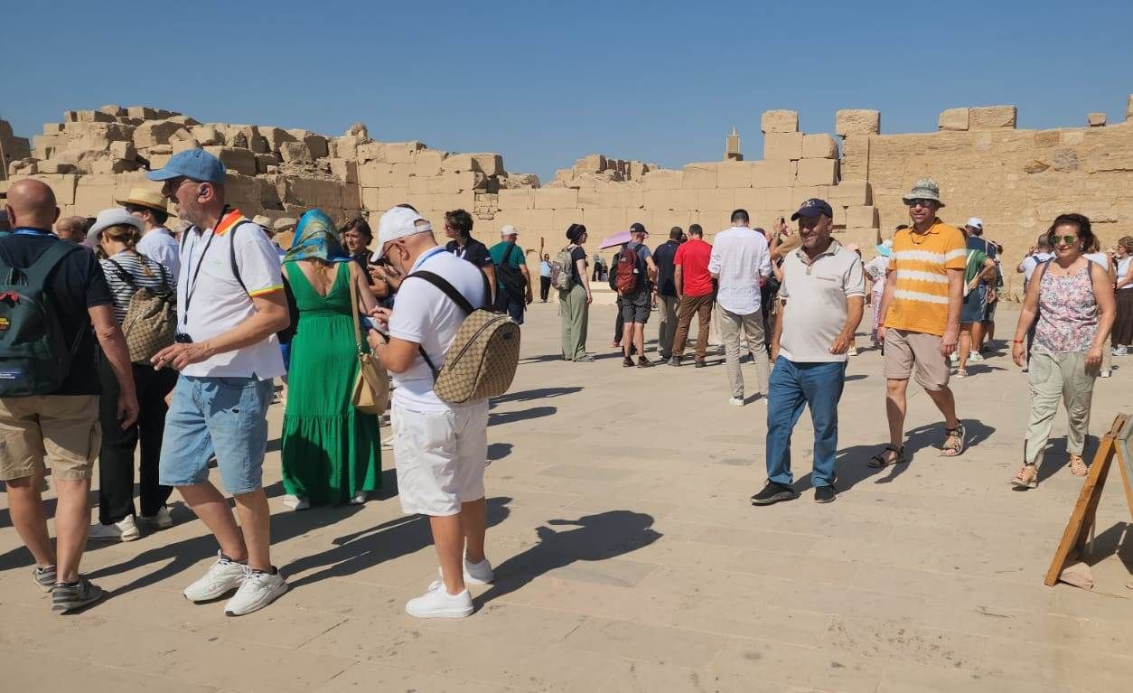 جانب من التوافد والإقبال السياحى فى الكرنك جانب من التوافد والإقبال السياحى فى الكرنك