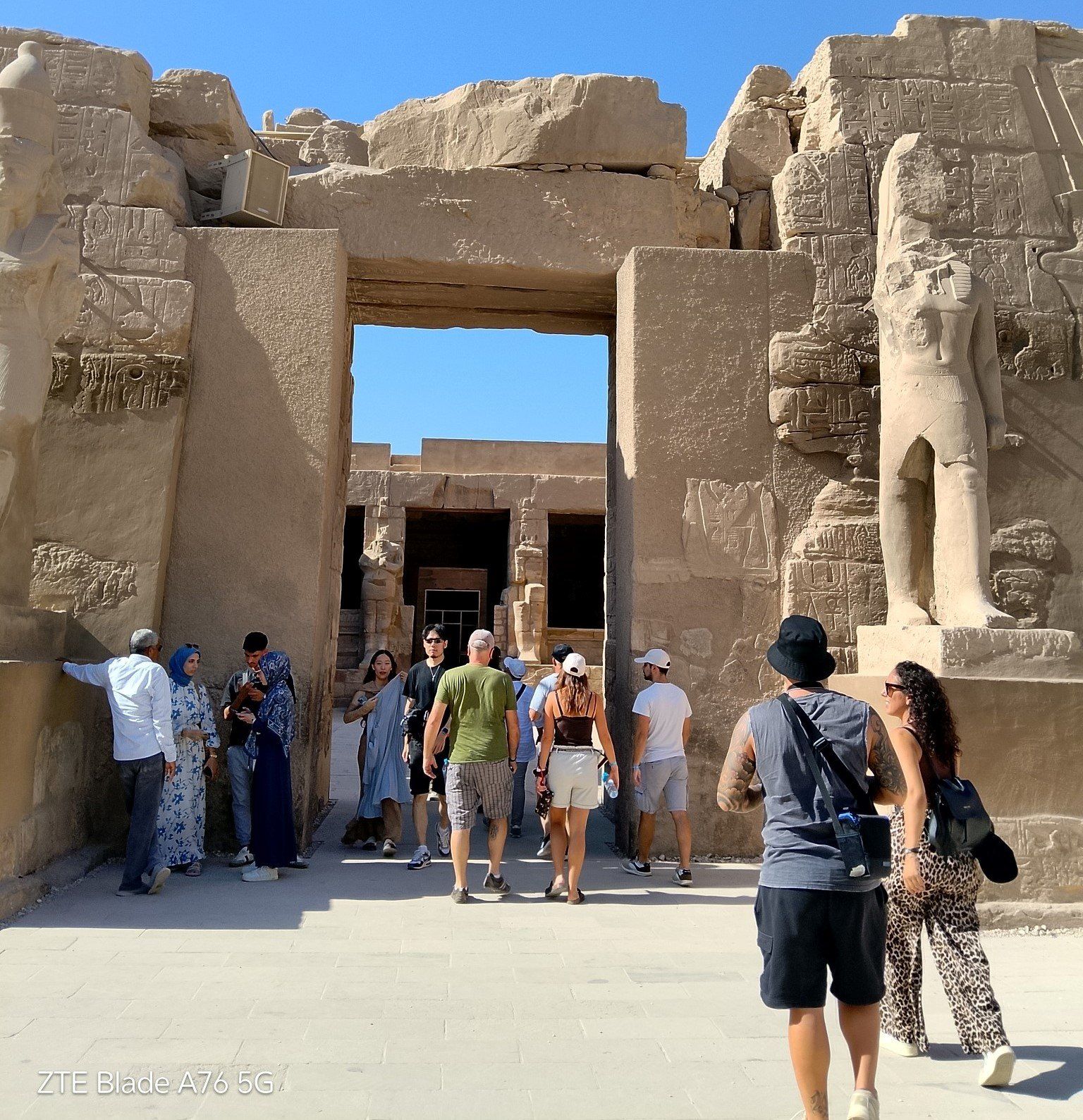 الأفواج السيحية تستمتع داخل معابد الكرنك الأفواج السيحية تستمتع داخل معابد الكرنك