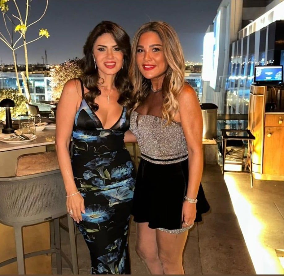 نجلاء بدر وصديقتها نجلاء بدر وصديقتها
