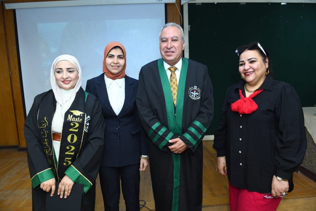 جانب من الحضور خلال مناقشة رسالة الماجستير