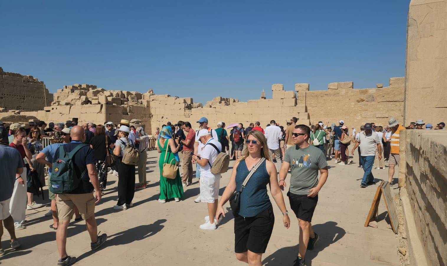 أفواج سياحية كبيرة من حول العالم تجوب معابد الكرنك أفواج سياحية كبيرة من حول العالم تجوب معابد الكرنك