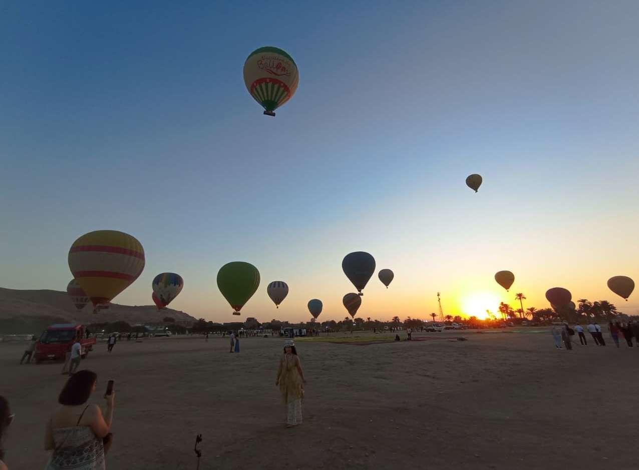 الأجانب يستمتعون فى أرض مطار البالون الطائر فى الأقصر الأجانب يستمتعون فى أرض مطار البالون الطائر فى الأقصر