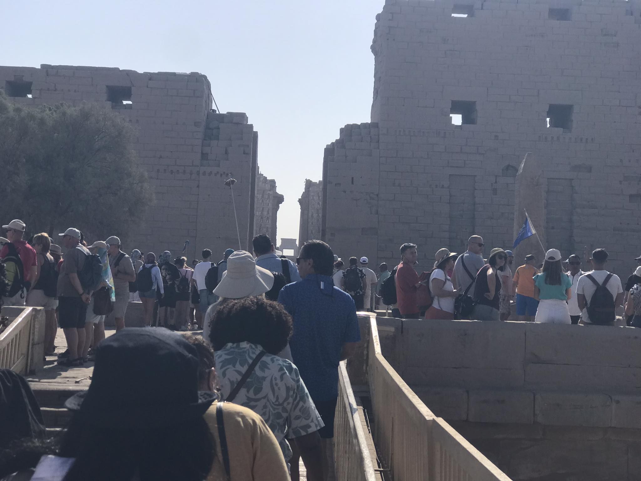 بهجة الإقبال السياحي الكبيرة فى معابد الأقصر بهجة الإقبال السياحي الكبيرة فى معابد الأقصر