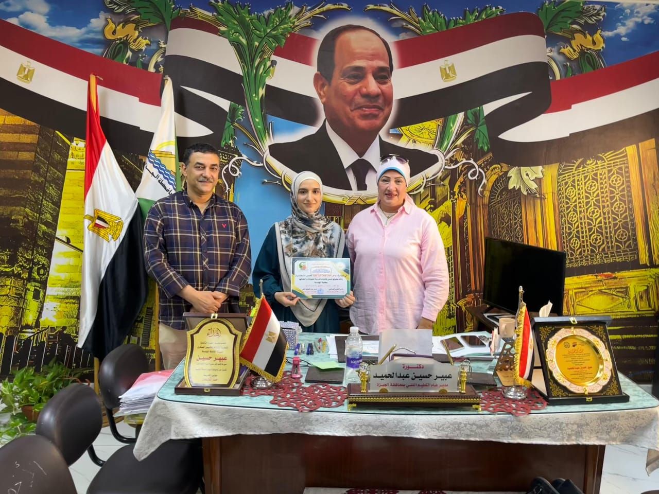 مدير عام التعليم الفني تكرم الطالبة هاجر أحمد مدير عام التعليم الفني تكرم الطالبة هاجر أحمد