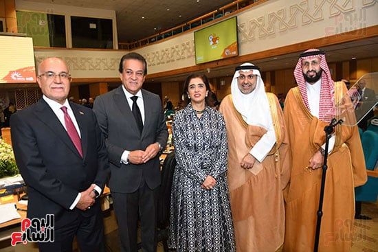 د خالد عبد الغفار مع الدكتورة حنان بلخى والوفد السعودى د خالد عبد الغفار مع الدكتورة حنان بلخى والوفد السعودى