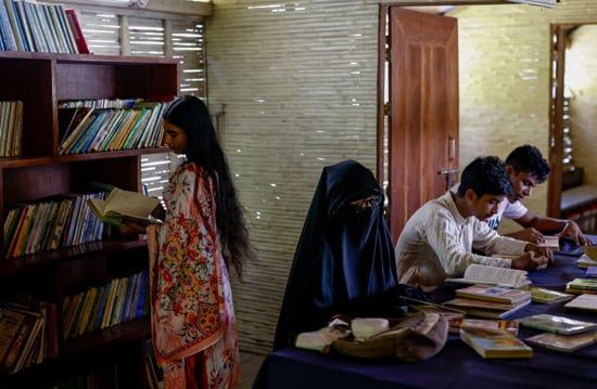 المدارس فوق مياه فيضان بنجلاديش (7)