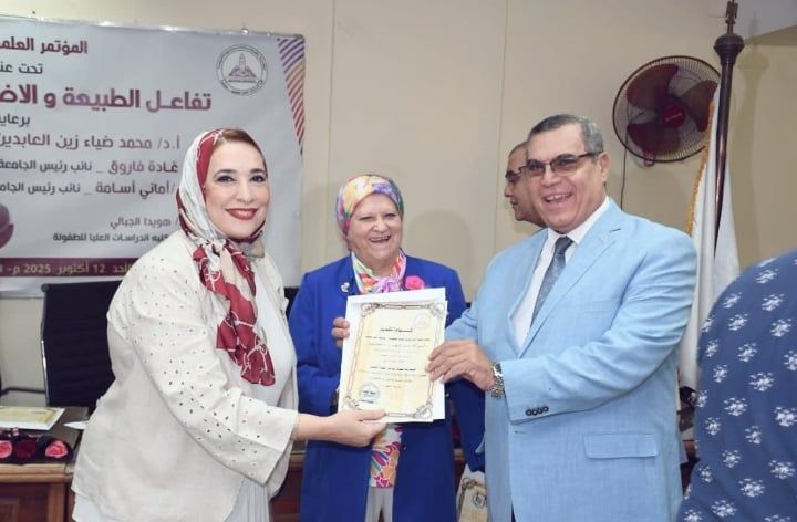 جانب من التكريم جانب من التكريم