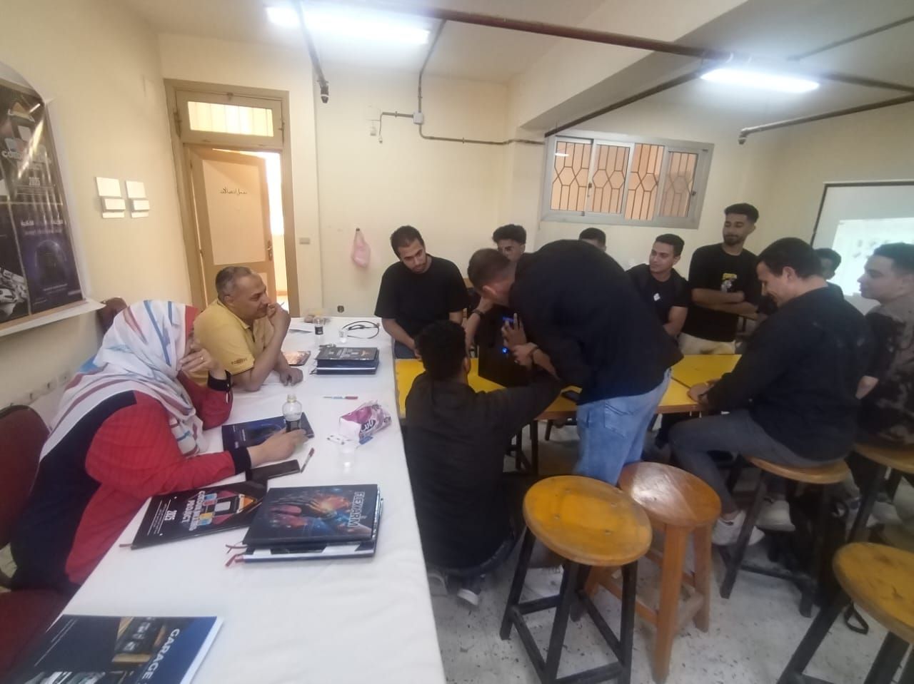 الطلاب أثناء العمل على المشروع داخل المدرسة الطلاب أثناء العمل على المشروع داخل المدرسة