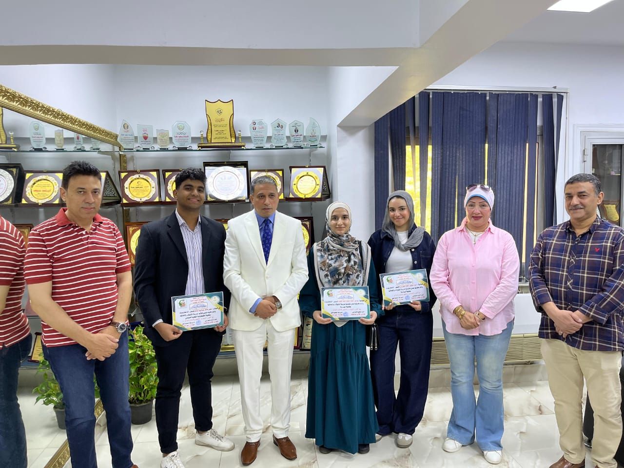 وكيل وزارة التعليم بالجيزة يكرم الطالبة هاجر أحمد وكيل وزارة التعليم بالجيزة يكرم الطالبة هاجر أحمد