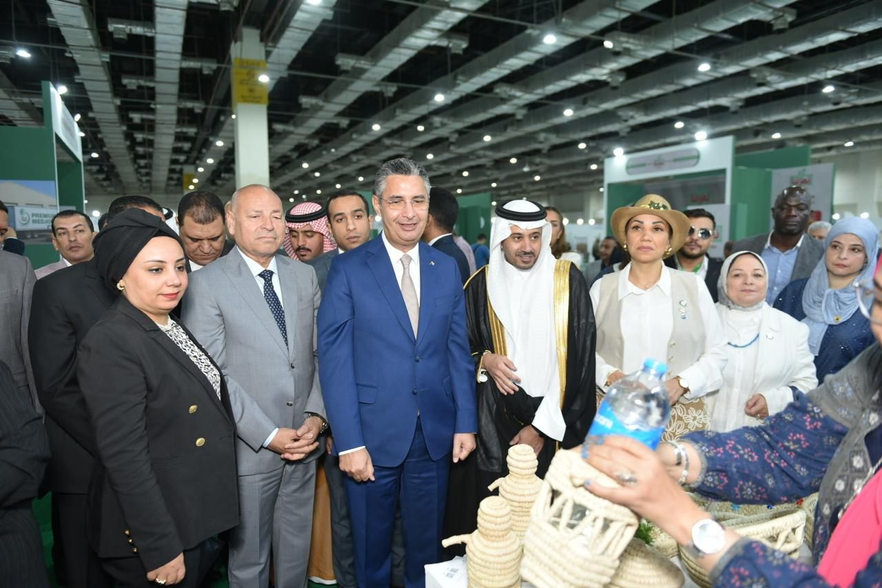 افتتاح النسخة الثانية من الملتقى والمعرض الدولي للتمور افتتاح النسخة الثانية من الملتقى والمعرض الدولي للتمور